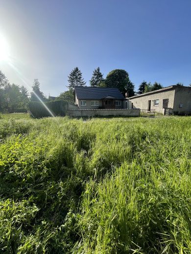 Haus mit Baugrundstück in Top Ortslage – Blick vom Hühnerhof/Baugrundst