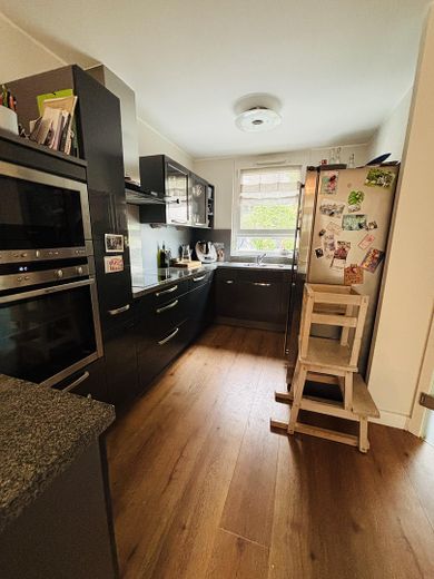 Doppelhaushälfte mit Dachterrasse, Keller, Sauna und Whirlpool, EBK, Photovoltaik, grüner Garten – Küche