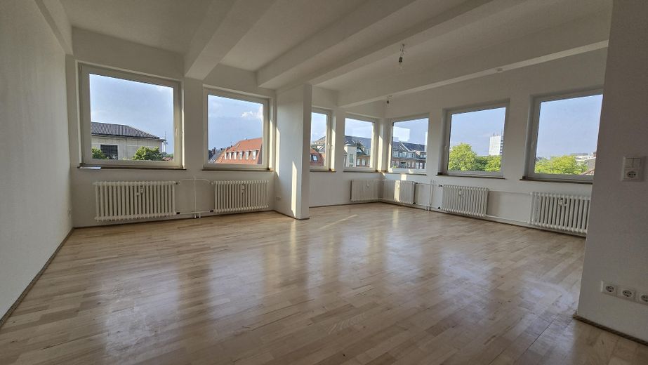 Ampio appartamento ristrutturato di 5 locali al piano in Rüttenscheid con balcone, bagno per gli ospiti, ascensore, 4° piano – Raum 1