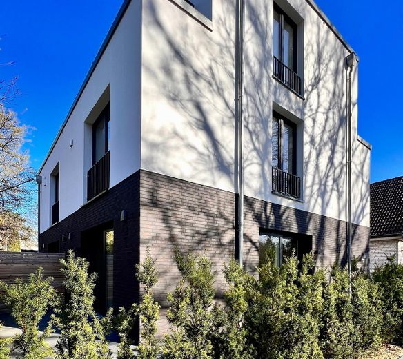 Modernes Endhaus am Brabandkanal mit großem Garten, Dachterrasse und Wellnessbereich – Hausansicht Strassenseite