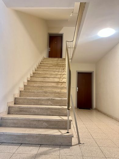 Bezugsfreie 2-Zimmer-Wohnung mit renoviertem Balkon & Fenster in Berg am Laim – provisionsfrei – Treppenhaus