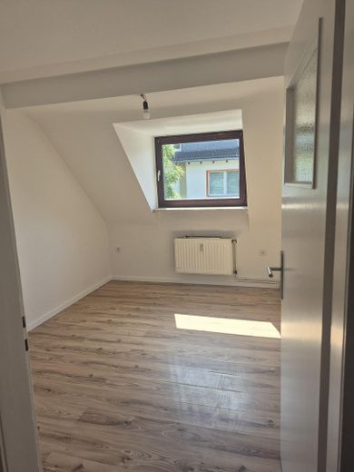 Appena ristrutturato: appartamento di 3,5 locali con spazio per lavorare da casa a Duisburg-Meiderich – Helles Zimmer