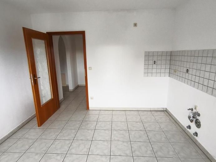 3 Zi. Wohnung (Nr. 6) im DG (2. OG) mit Balkon und Garage – Küche Bild 3