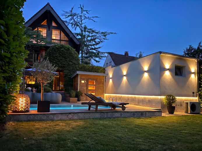 Architektur trifft Privatsphäre – besonderes Einfamilienhaus mit Pool, Sauna und Garten im Grünen – Außenbeleuchtung Garten
