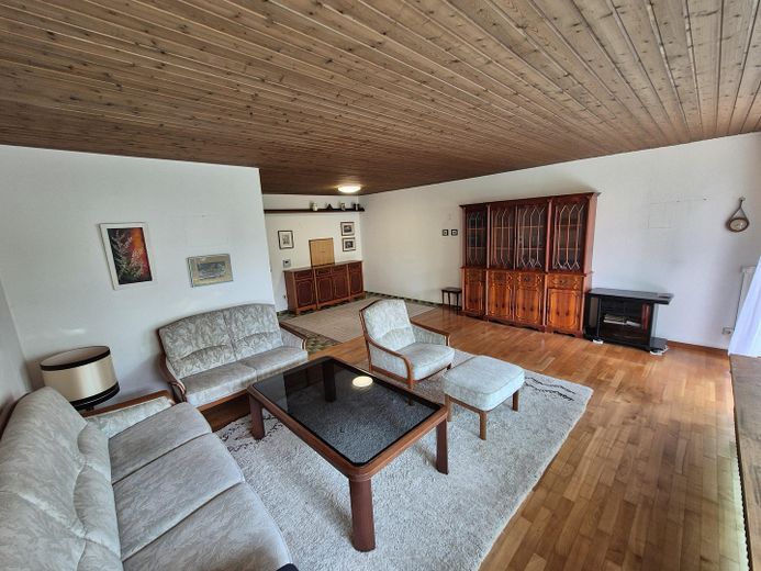 Miejsce dla rodziny – środkowy segment domu szeregowego z ogrodem, balkonem, garażem i instalacją fotowoltaiczną – Wohnzimmer