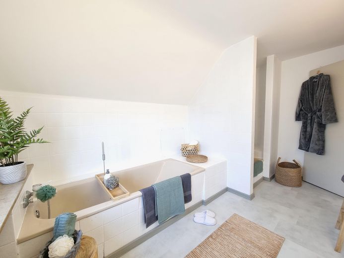 Großzügige 5,5-Zimmer-Maisonette mit Hauscharakter und viel Platz für die Familie – Badezimmer im DG