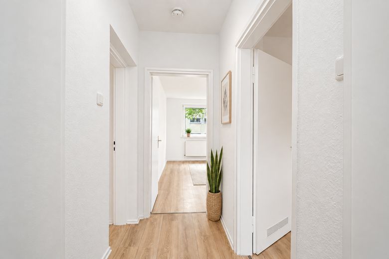 Renovated 3-room apartment with new fitted kitchen, privately offered and ready for occupancy – Flur