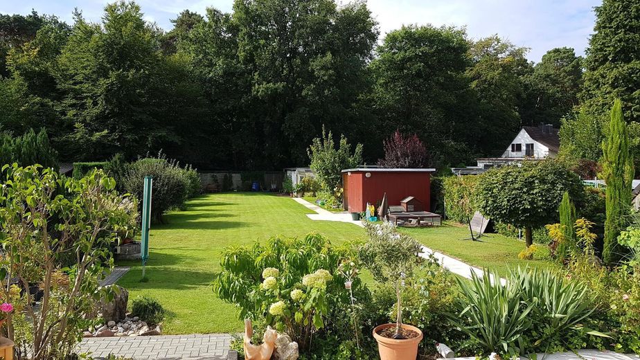 Von der Terrasse zum Garten