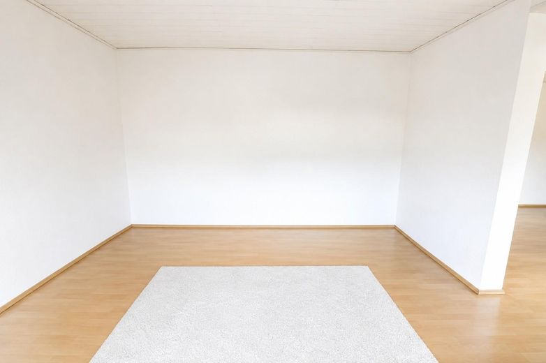 großzügige 3 Zimmer Wohnung mit Balkon – Wohnzimmer