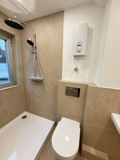 Steuervorteile | AfA-Potenzial | Mind. 5 % Rendite | Frisch Modernisiert | Sofort Vermietbar – Badezimmer