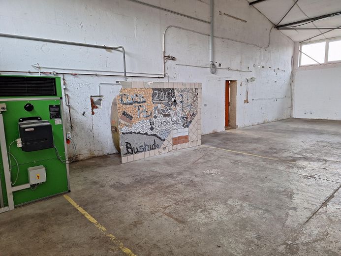 Capannone di stoccaggio/produzione a Landau-Nord nuovamente disponibile in affitto da gennaio 2027 – Halle