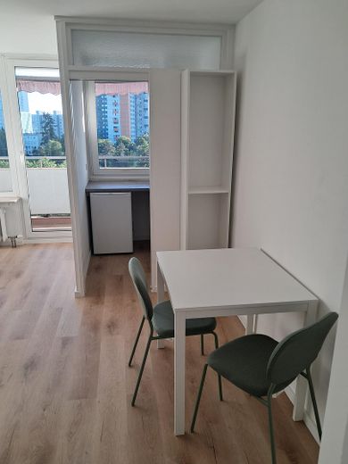 Erstbezug nach Renovierung: Vollmöblierte 1 Zimmer Wohnung - Erlangen Paul-Gossen-Str. – Esstisch