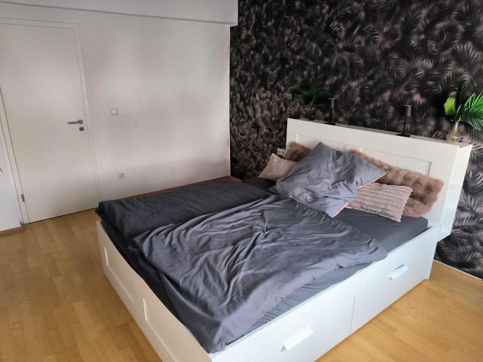 Odnowione mieszkanie 3-pokojowe z balkonem, ogrodem i miejscami parkingowymi – Schlafzimmer 1
