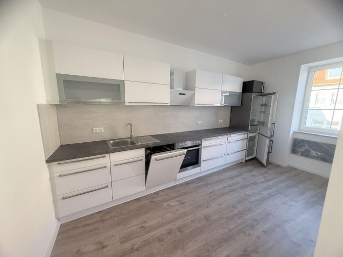 Frisch sanierte 2-Raum-Wohnung mit Einbauküche, Bad mit Wanne,  & Carport-Stellplatz – Küche