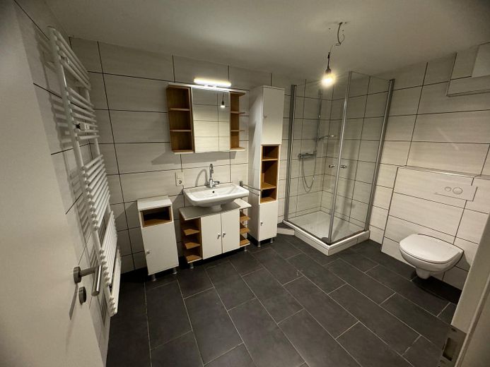 Schöne 3-Zimmer Wohnung mit Terasse und Garten – Badezimmer