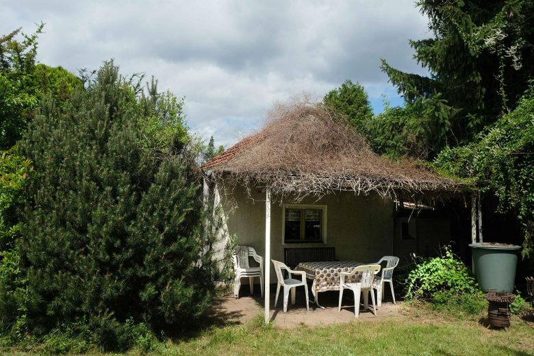 Grundstück mit Steinbungalow – Terasse & Haus