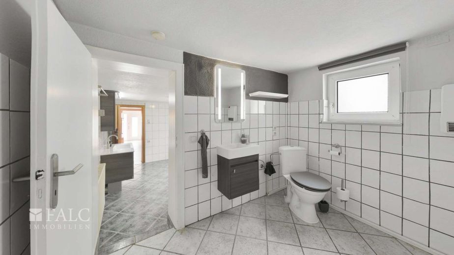 Freistehendes Familienhaus mit Wintergarten, drei Garagen und viel Platz – Badezimmer