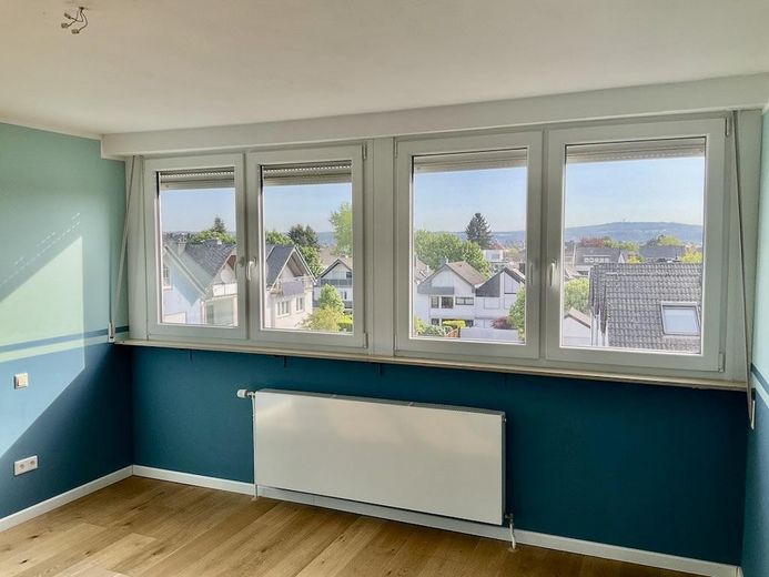 Gemütliche Dachgeschosswohnung in Ko-Metternich, provisionsfrei, mit Balkon und Garage – 1. Schlafzimmer