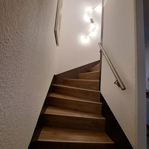 HARİKA YARI MÜSTAKİL EV 125 m², 6 odaya kadar, KOMİSYON YOK – Treppe ins DG