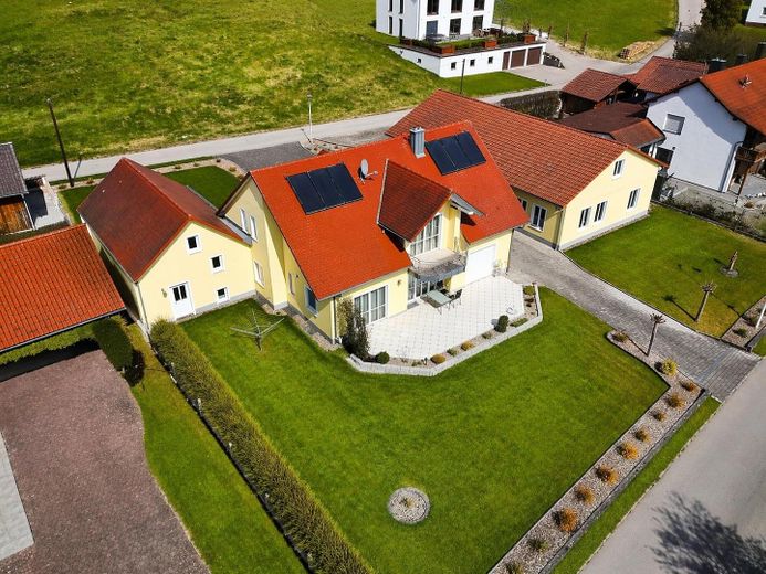 Repräsentatives Einfamilienhaus mit separaten Gewerbegebäude Werkstatt/Lagerhalle – Vorderansicht 