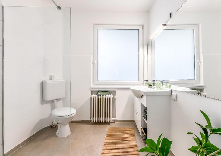 Frisch renoviertes Familienglück mit 5 Zimmern und Garten in Bremen-Vegesack – Duschbad