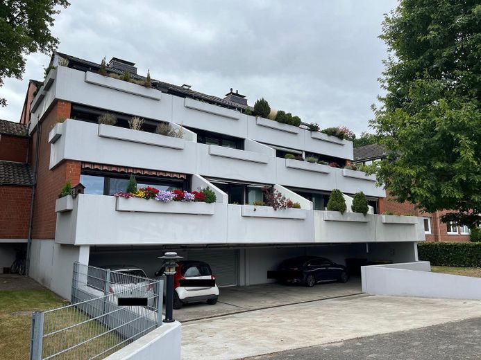 Rückansicht mit Terrassen