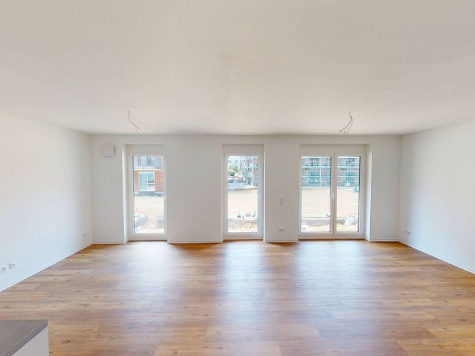 Helle 4-Zimmer-Wohnung mit EBK, 2 BÄDERN und TERRASSE im Neubauquartier FIELD 4 – Ansicht II: Wohn- und Esszimm…
