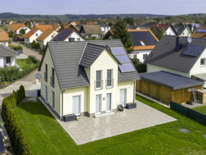*RESERVIERT* - Einziehen & wohlfühlen: neuwertiges EFH mit Erdwärmeheizung, Terrasse und ca. 118 m² Wohnfläche in Top-Zustand in Caaschwitz! – Foto 1