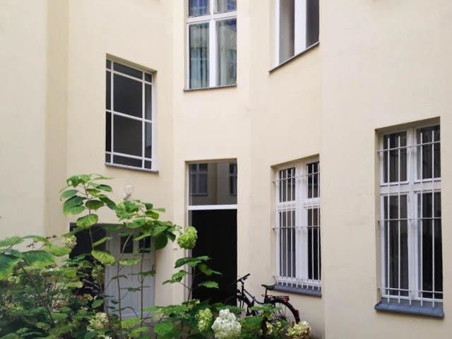 Bezugsfrei nach Vereinbarung: Geräumige Altbauwohnung mit großer Wohnküche – Wohnungseingang