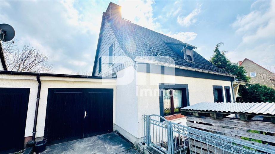 Gepflegtes Raumwunder in idyllischer Lage - Modernisiertes Einfamilienhaus Garagen / Garten – Frontansicht / Garage 1