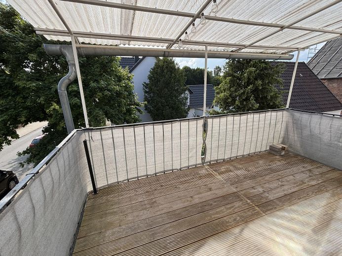 3 Zimmer, überdachter Balkon, ruhiges Haus, EBK, Tageslichtbad mit Wanne und Dusche – Großer Balkon 