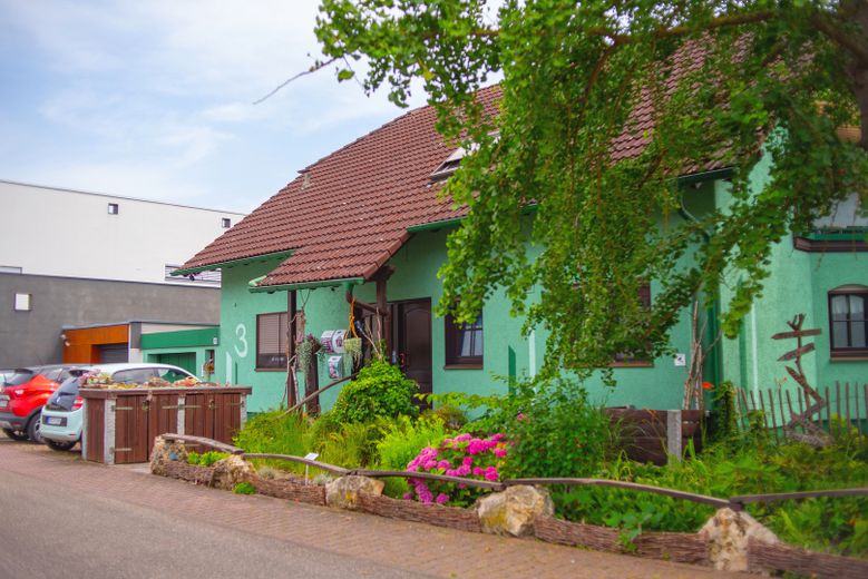 Traumhaus mit Zukunft: Zweifamilienhaus mit Einliegerwohnung, Wärmepumpe & PV-Anlage – Außenansicht