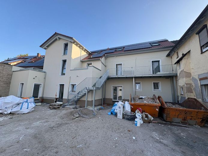 Erstbezug nach Kernsanierung | KfW55 EE | 61 m² | EG | Bahnhof 2 Min. | Bezugsfertig 10/2026 – Hofansicht