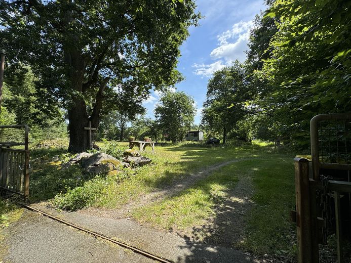 altes Forsthaus, Nebengebäude, 7600qm Grundstück, teilbar in 4 Baugrundstücke einzeln erwerbar – Einfahrt Straße