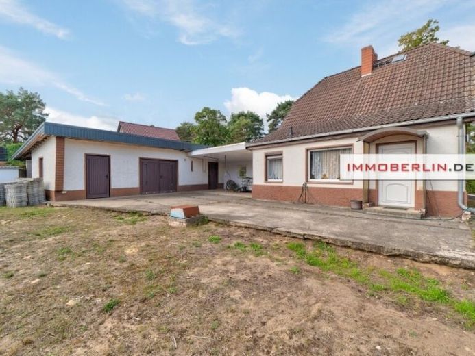 IMMOBERLIN.DE - Charmantes Einfamilienhaus auf teilbarem Grundstück in ruhiger Waldrandlage – Foto 1