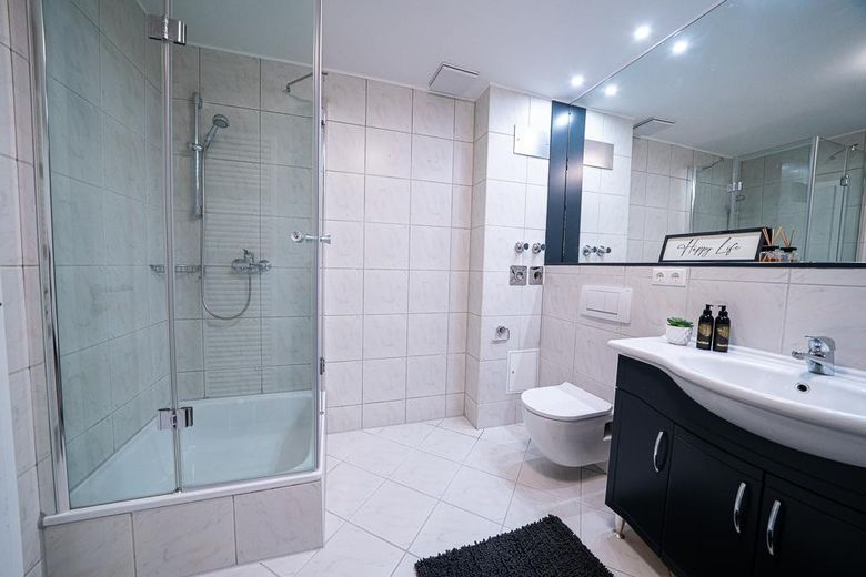 BAD MIT DUSCHE UND BADEWANNE