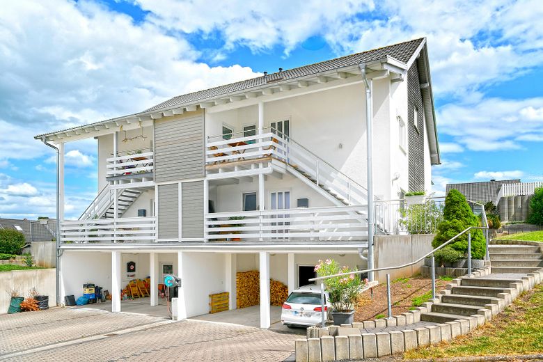 Eingangsbereich mit Carport