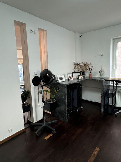SALON FRYZJERSKI W ŚRÓDMIEŚCIU BÖBLINGEN – Sicht von Waschplatz