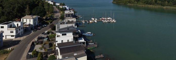 Участок под застройку с видом на озеро у лагуны на озере Хайнер Зее