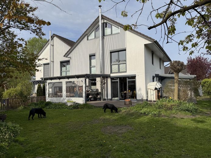 Jasne wnętrza na trzech poziomach – Rückansicht