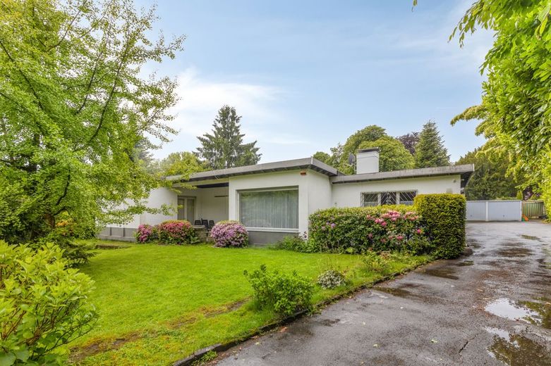 ***** Haus sucht glücklichen Bewohner, Großzügiges Domizil mit vielen Extras ***** – Seitenansicht