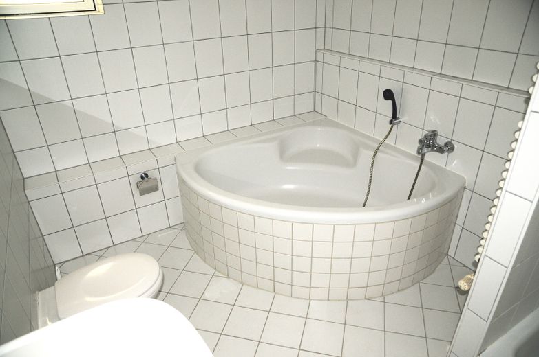 Von privat: MFH mit Mietsteigerungs- & Aufteilungspotenzial in S-Bahn-Lage Berlin – Duschbad mit Wanne