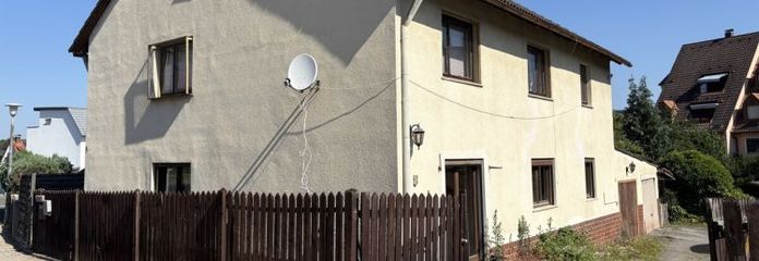 Sanierungsbedürfte 2-Zimmer-Wohnung mit ca. 85 m², Garage und Garten in zentraler Lage