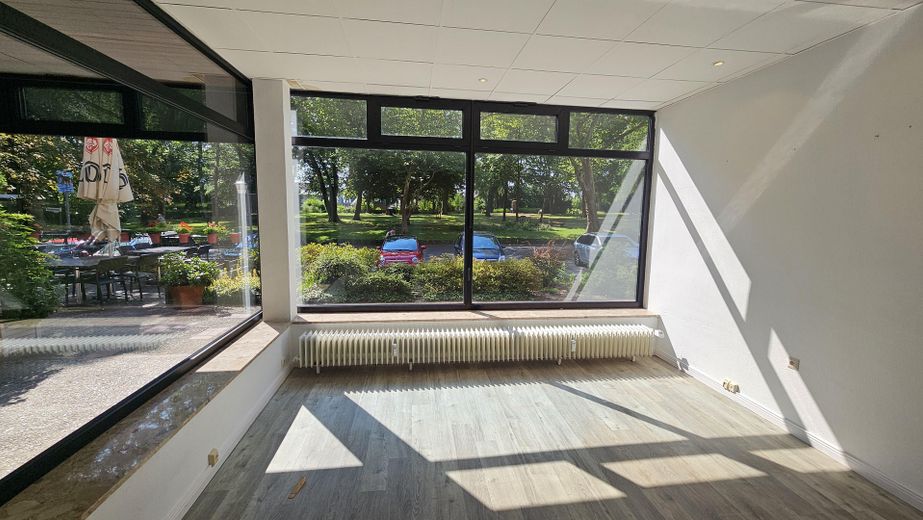 Helle Ladenfläche / Büro mit Schaufenster · 65 m² · direkt am Bahnhof Bad Bevensen · provisionsfrei – Schaufenster nach außen
