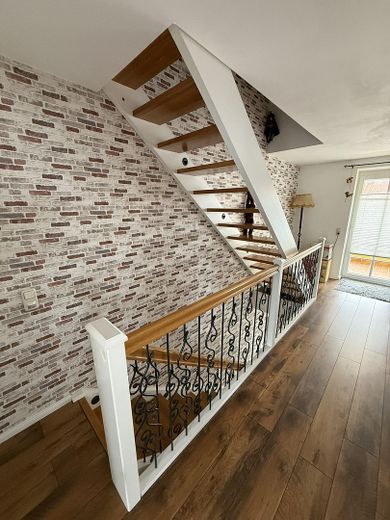 Ekskluzywna nieruchomość nad rzeką Neufnach – przestronne mieszkanie na działce o powierzchni ok. 1700 m² – Treppenaufgang/ Flur DG