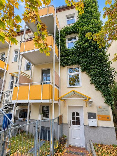 Luminoso appartamento d’epoca con 2 locali e ampio balcone esposto a sud in posizione centrale – Balkonansicht von außen