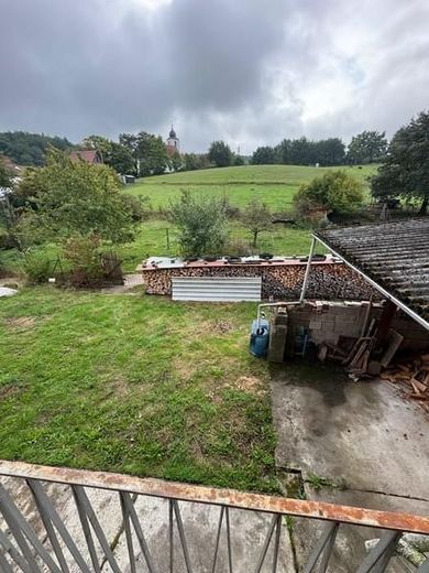 Großes Einfamilienhaus auf 1.500 m² Grundstück mit Scheune &amp; attraktivem Entwicklungspotenzial – 2 Blick zum Gelände