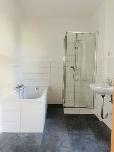 2-Zimmer mit Laminat, Wanne, Dusche und sep. WC und in zentraler Lage! – IMG_9973