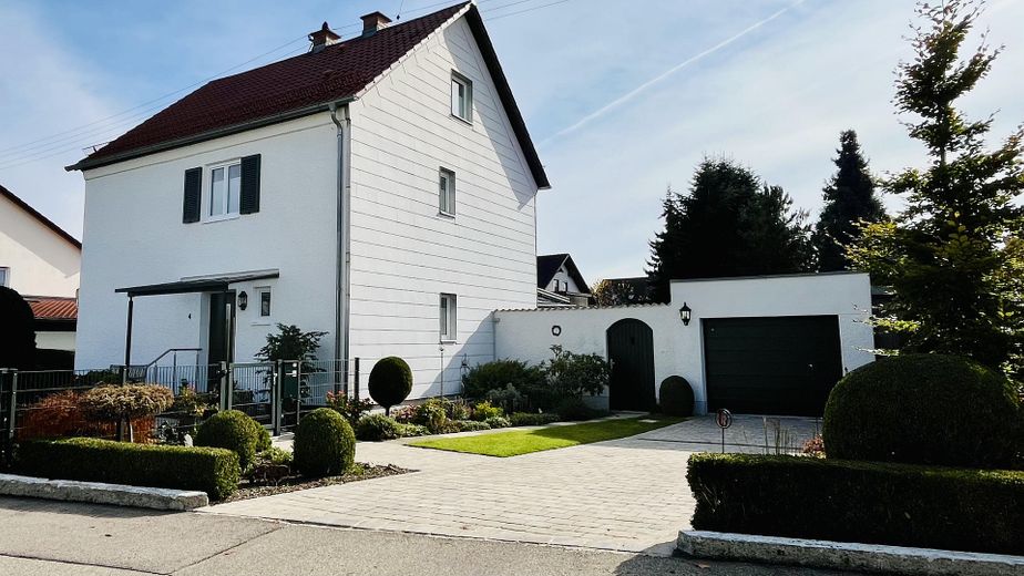 Neuwertig saniertes EFH mit großem Grund in bester Lage - provisionsfrei – Einfahrt und Garage