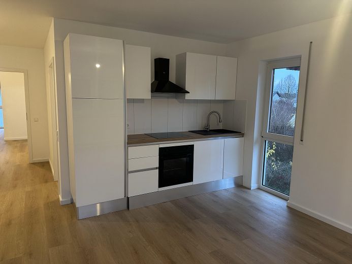 Kernsanierte 3-Zimmer-ETW, 2 Stellplätze, 900 € Kaltmiete, Provisionsfrei – Wohnzimmer/Küche